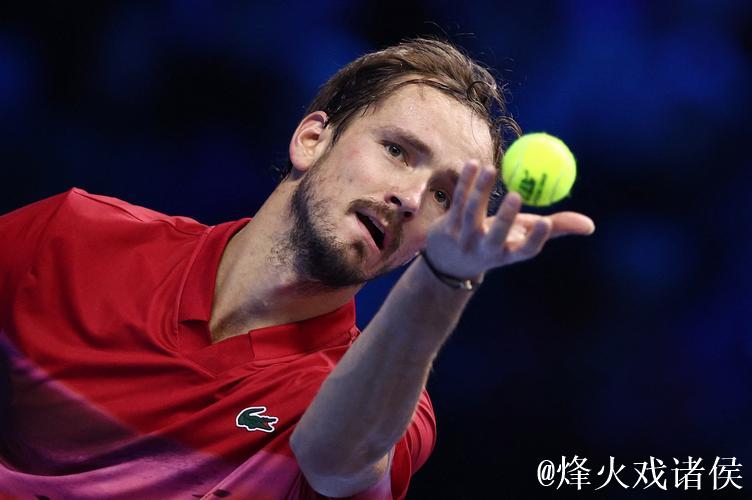 ATP总决赛梅德韦德夫首胜保出线希望 辛纳两连胜